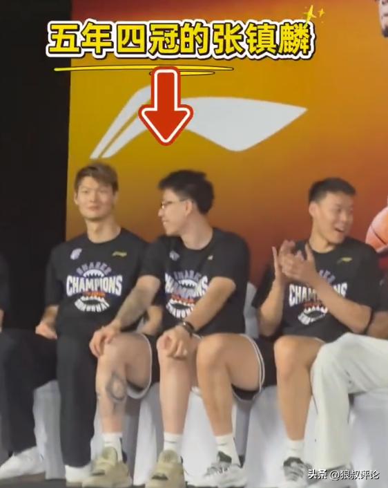 贝尔萨定妆照看向地面引争议，博主：因为他觉得自己不是模特