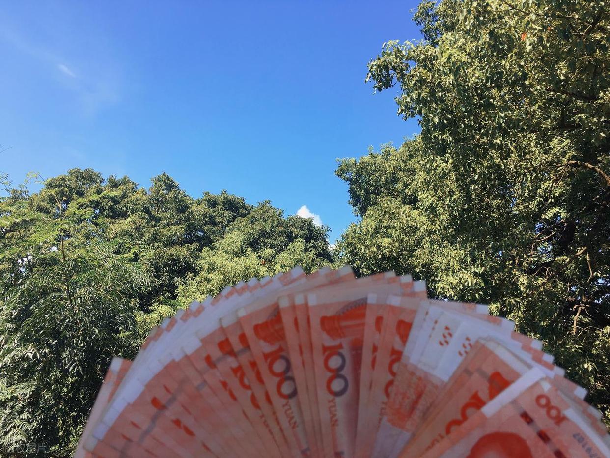 饿了？拉门斯被拍到在比利时替补席啃苹果