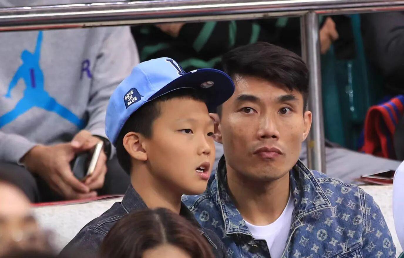 饿了？拉门斯被拍到在比利时替补席啃苹果