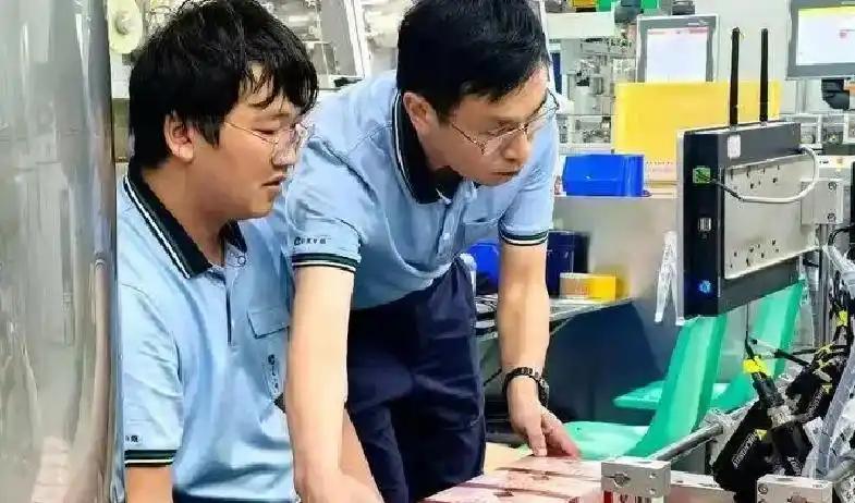 痛失好局，瑞士主帅雅金在球队被卡塔尔绝平后怒摔水瓶