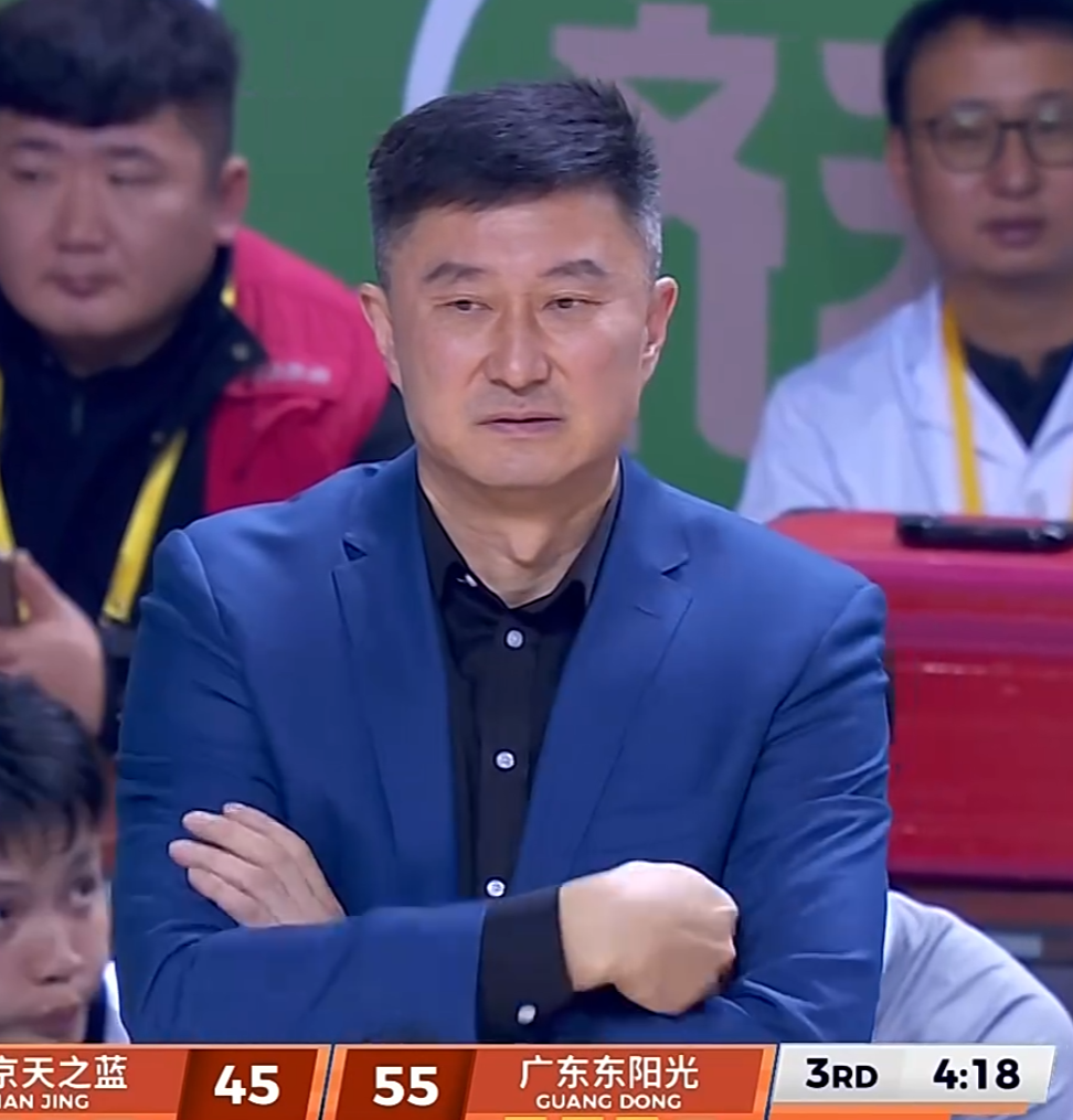 记者：费内巴切仍在和曼城谈阿克转会费，预计700万+150万镑