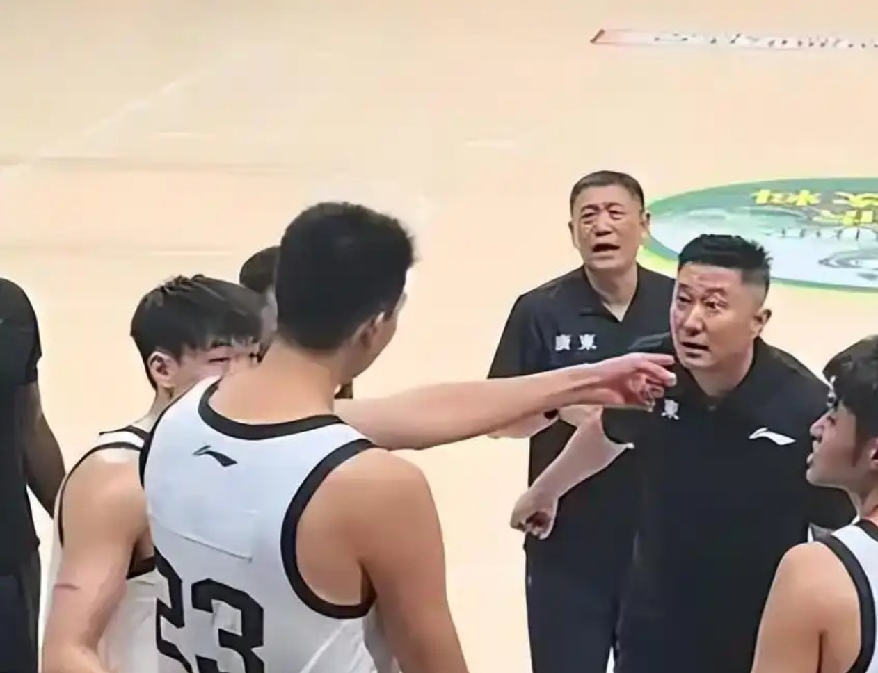 饿了？拉门斯被拍到在比利时替补席啃苹果