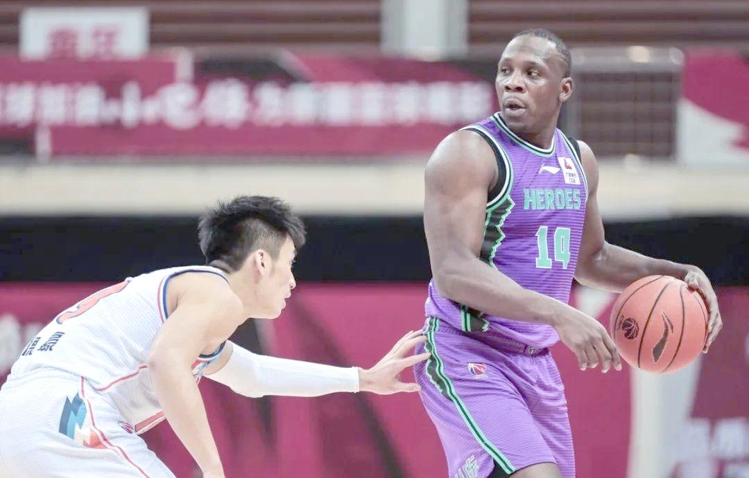 下滑得有点那快，卡塞米罗3次被过全场最高+5次丢失球权