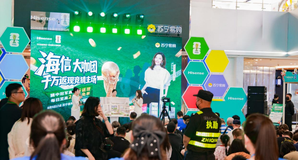 贝尔萨定妆照看向地面引争议，博主：因为他觉得自己不是模特
