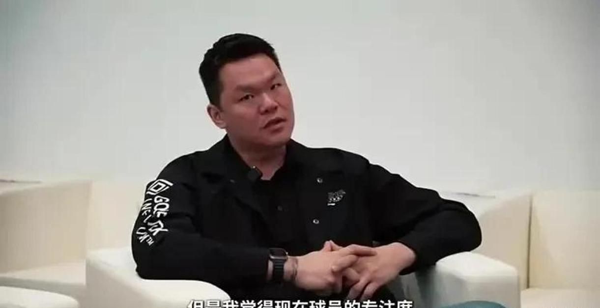 痛失好局，瑞士主帅雅金在球队被卡塔尔绝平后怒摔水瓶