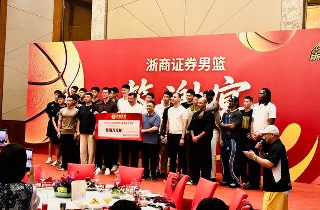 记者：费内巴切仍在和曼城谈阿克转会费，预计700万+150万镑