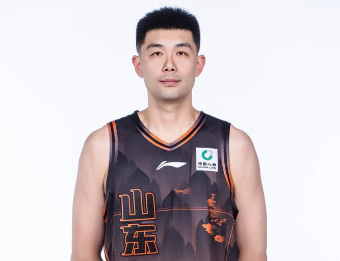 郑钦文逆转萨卡里终结连败，心态蜕变守住草地首胜
