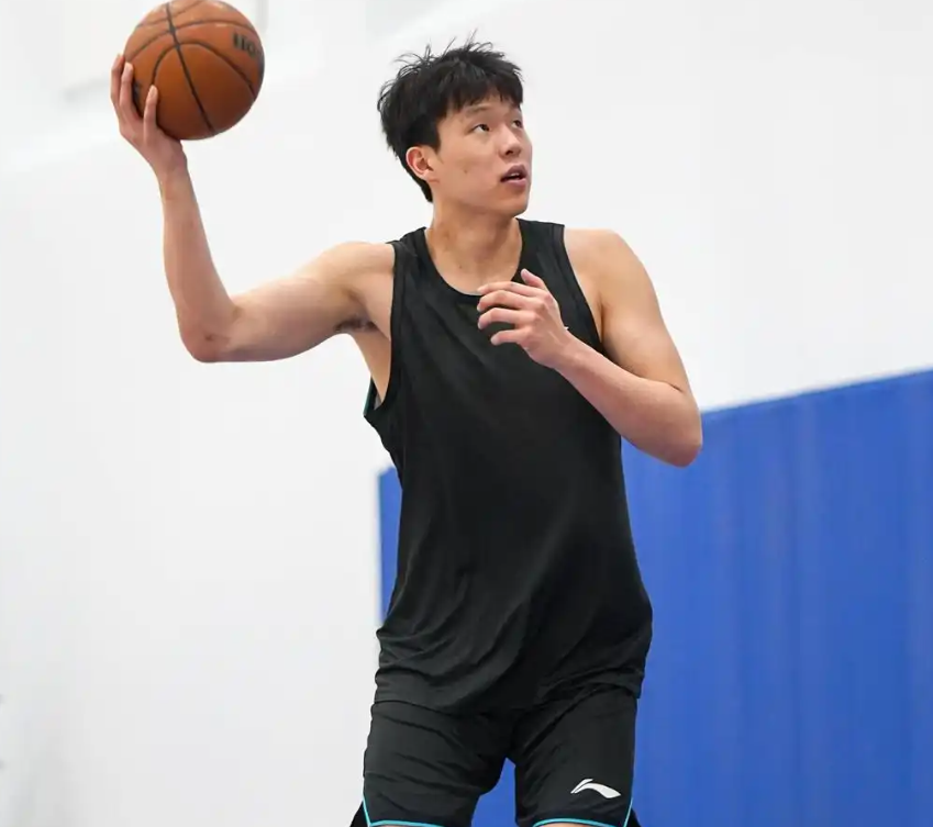 罗马诺：纽卡接近签下阿贾克斯18岁中场斯图尔，总价超2500万欧