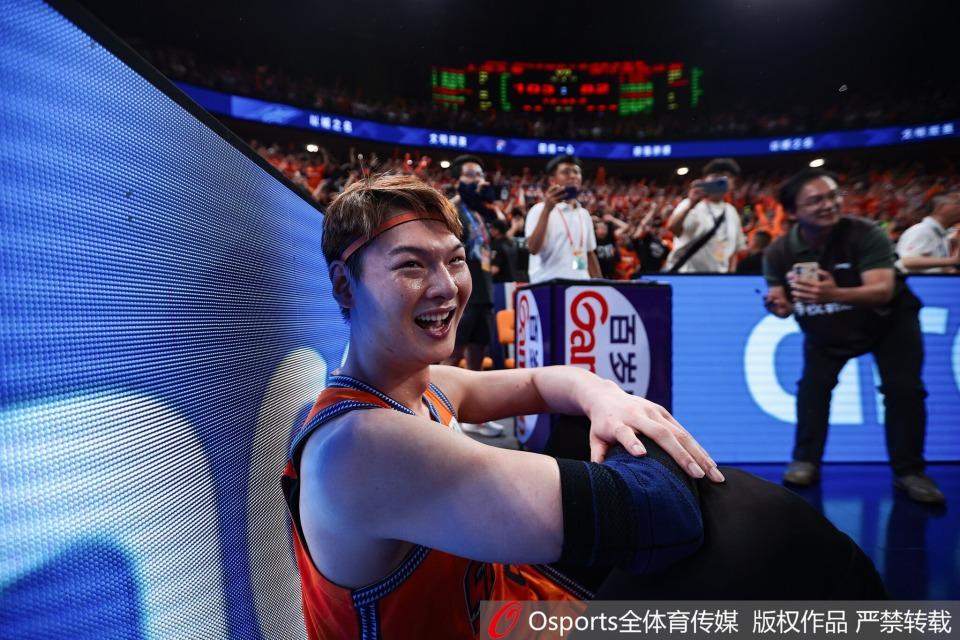 格林评文班亚马赛后离场争议