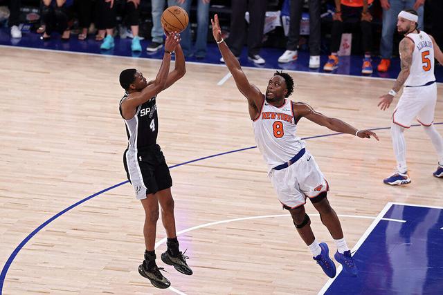 绝妙，湖人队新阵容被NBA评论员比尔·西蒙斯起绰号“Snowtime”