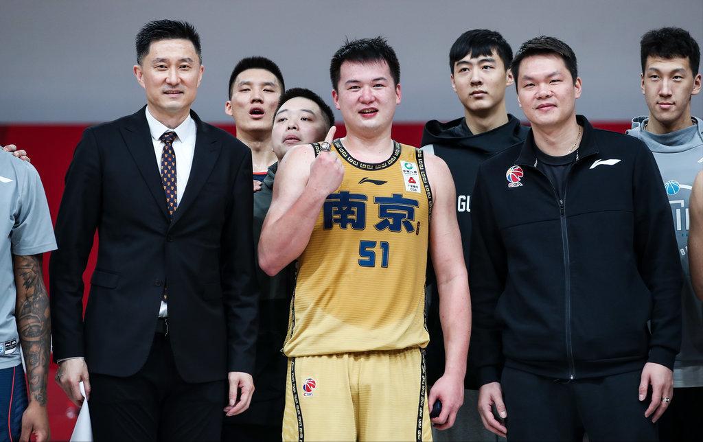詹姆斯下家争夺进入白热化：三大热门球队谁能最终胜出？