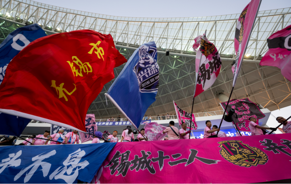 火箭两年合同签下签湖人后场大闸，他们并没有使用全额中产特例？