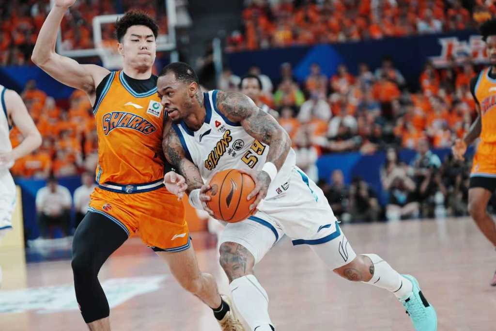19岁意中锋退NBA选秀加盟NCAA