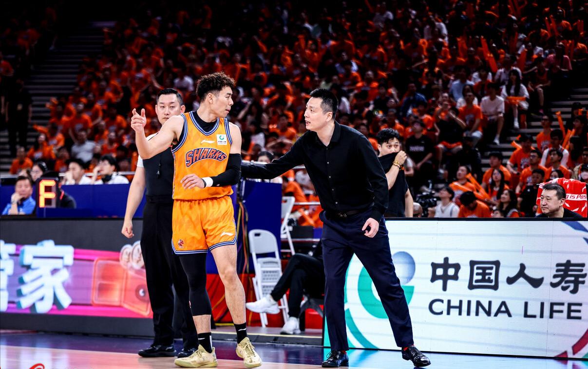 ESPN记者：湖人队内部人士暗示詹姆斯父子可能一起转投新球队