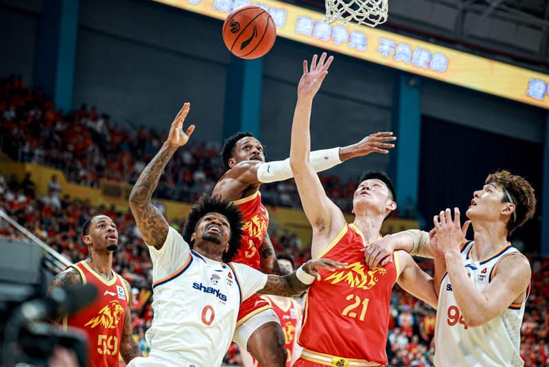 ESPN记者：湖人队内部人士暗示詹姆斯父子可能一起转投新球队