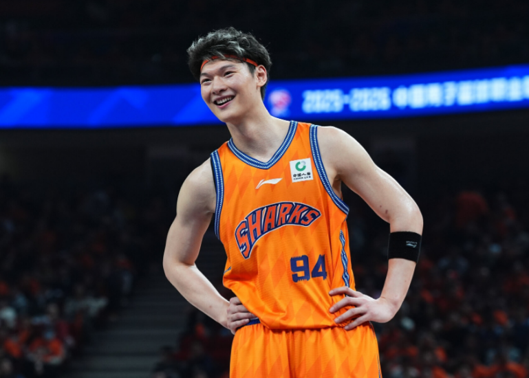 绝妙，湖人队新阵容被NBA评论员比尔·西蒙斯起绰号“Snowtime”