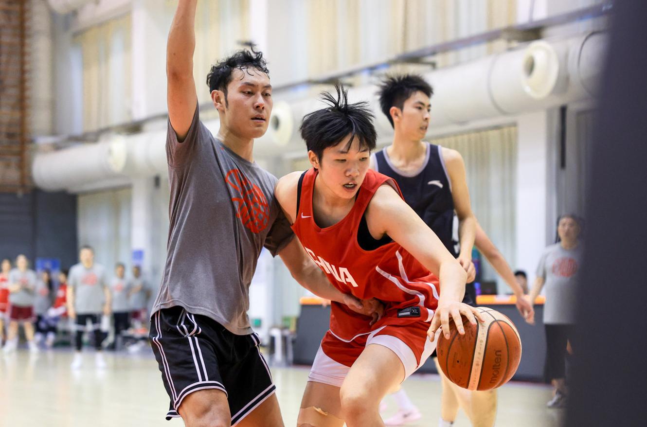 绝妙，湖人队新阵容被NBA评论员比尔·西蒙斯起绰号“Snowtime”