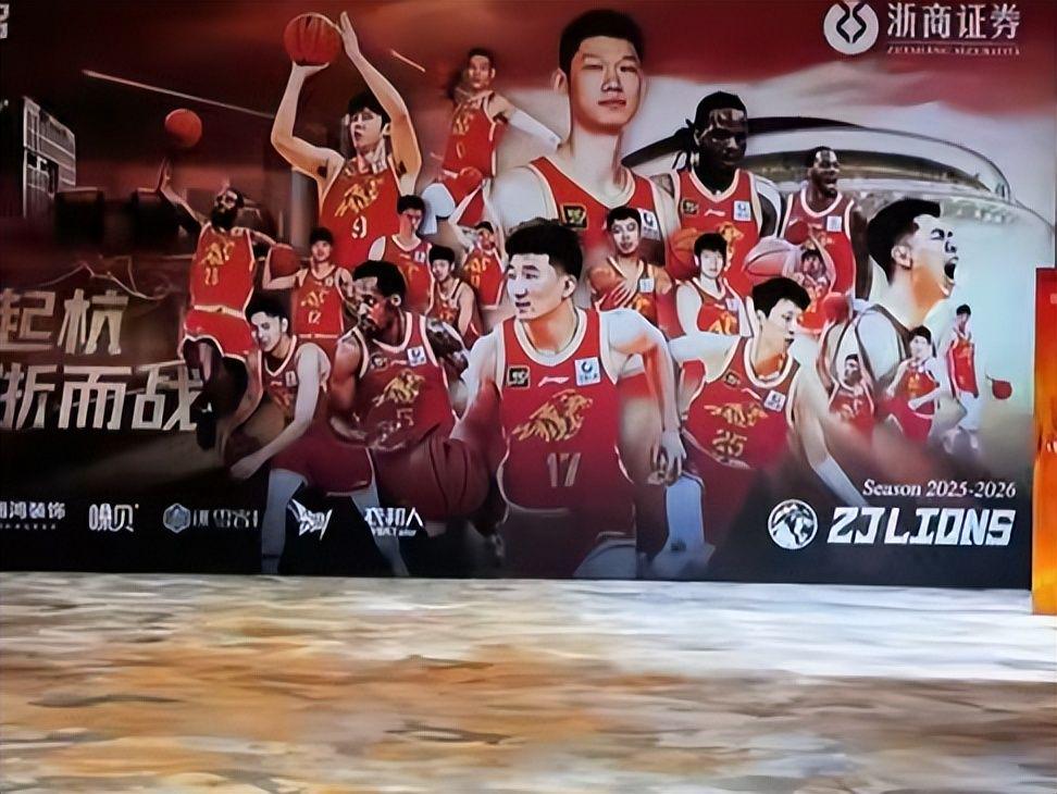 杨瀚森新老板夺冠了！NHL飓风队捧起斯坦利杯：给开拓者打个样？