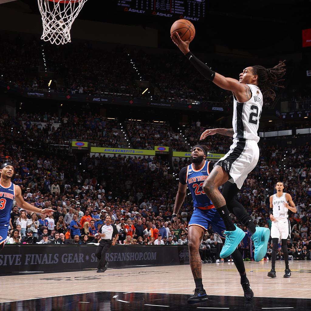 拿下NBA总冠军的纽约尼克斯队，还是联盟赚钱高手