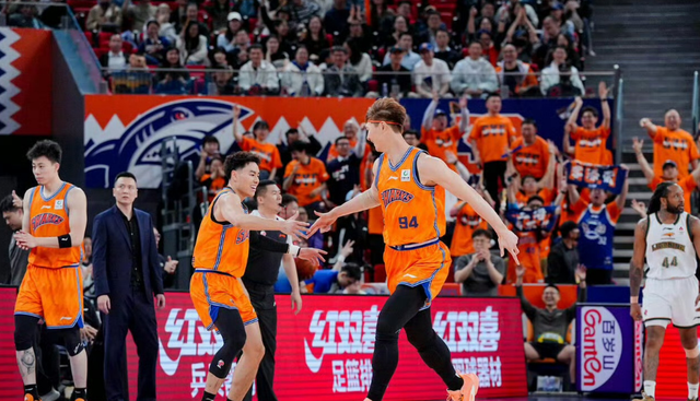 5.81亿！詹姆斯又被低估！湖人要续约两名球员了...