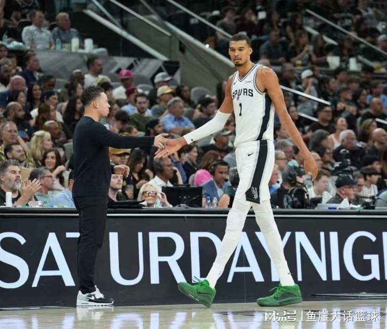 字母布朗并未绑定！阿龙可自行申请交易快船也有意 被绿凯伤透？