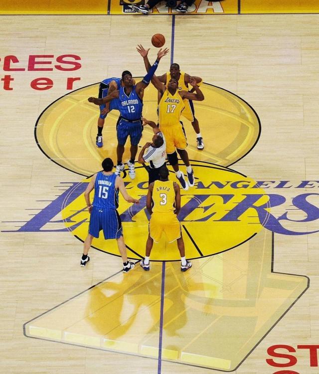 NBA官方晒总冠军定妆照：尼克斯17人出镜 索汉和杰米森没拍上？