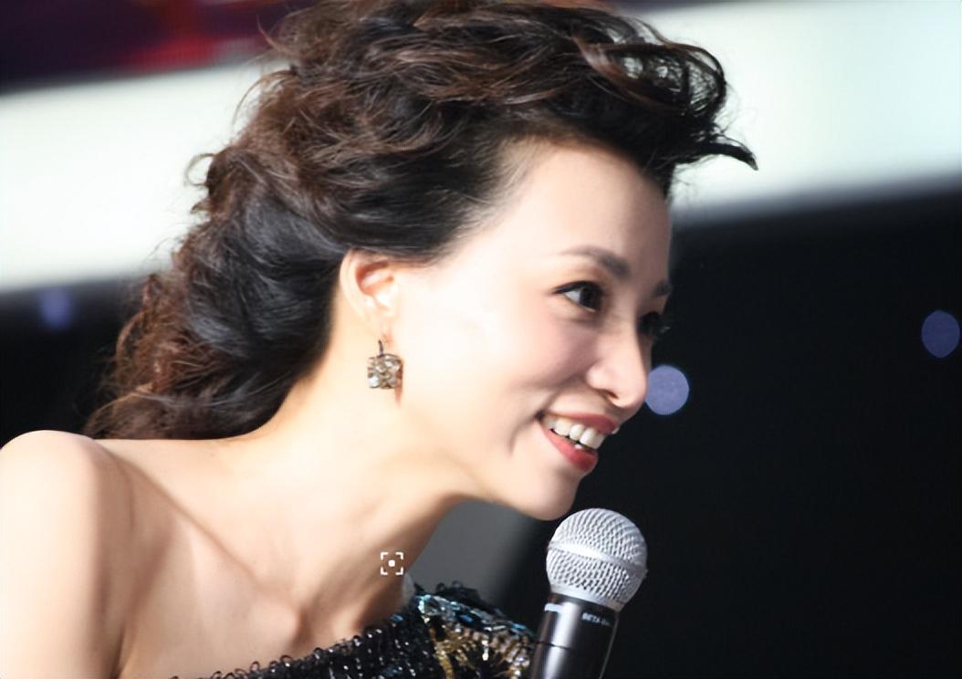 火箭两年合同签下签湖人后场大闸，他们并没有使用全额中产特例？