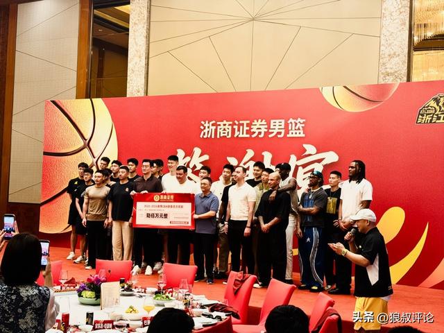 U17男篮虐委内瑞拉！张懿赵杰+2将齐爆，多人贡献，吕飞燕下替补