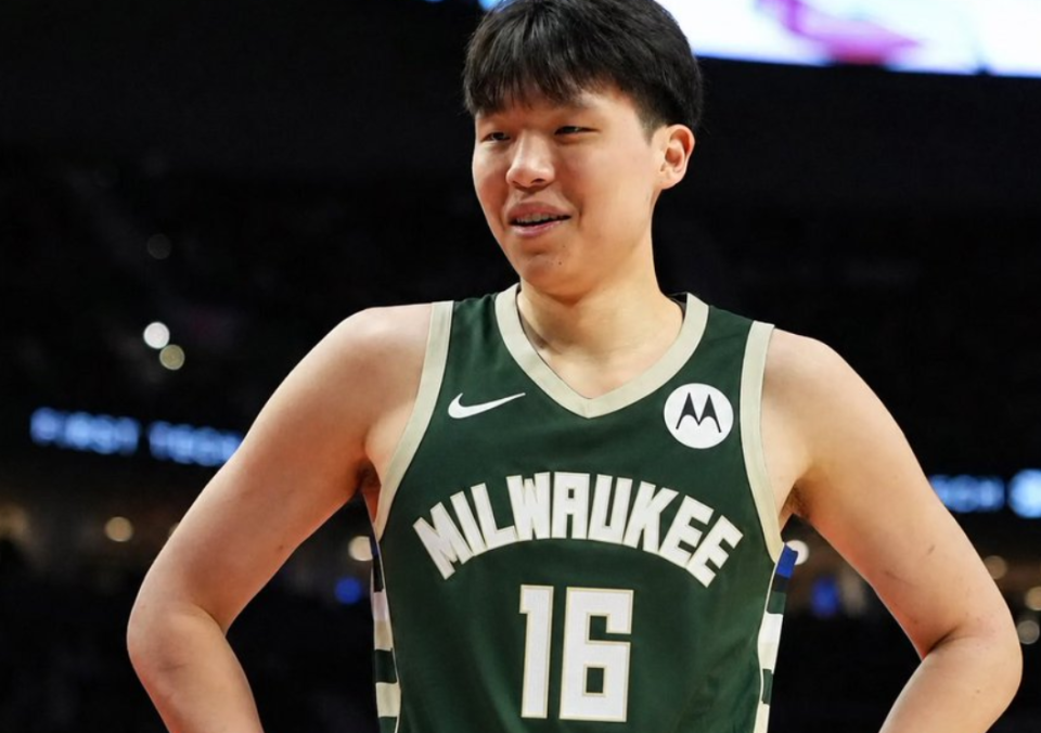 火箭两年合同签下签湖人后场大闸，他们并没有使用全额中产特例？