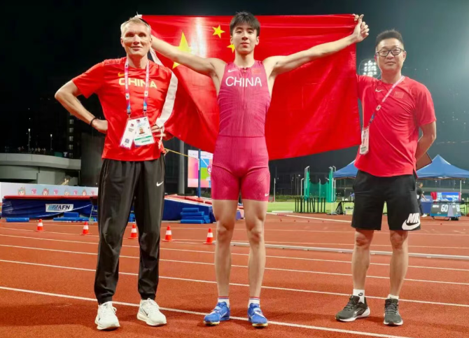 文班垫脚慢镜头！布伦森有扩大圆柱体嫌疑，联盟审查也难升级