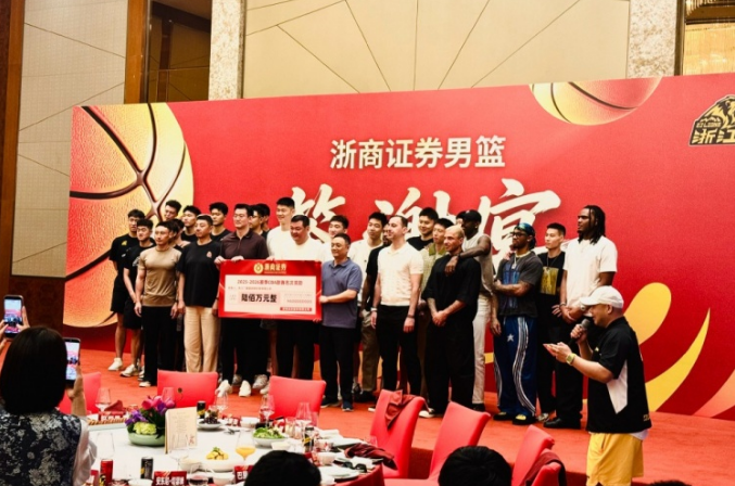 曝马刺仍致力于保留福克斯做当家控卫