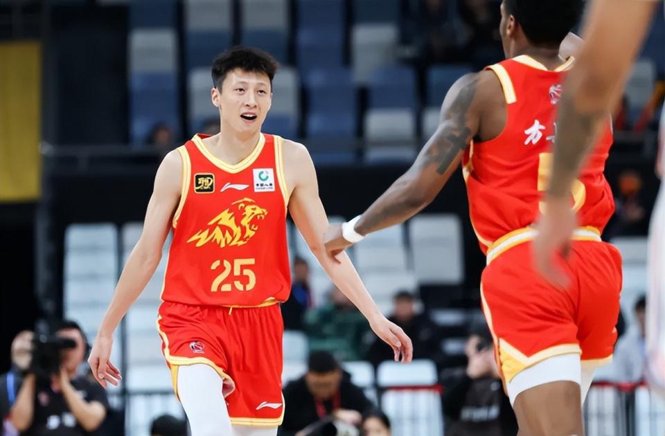 饿了？拉门斯被拍到在比利时替补席啃苹果