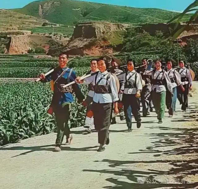 卡塔尔足协主席会见因凡蒂诺，并向后者赠送卡塔尔球衣