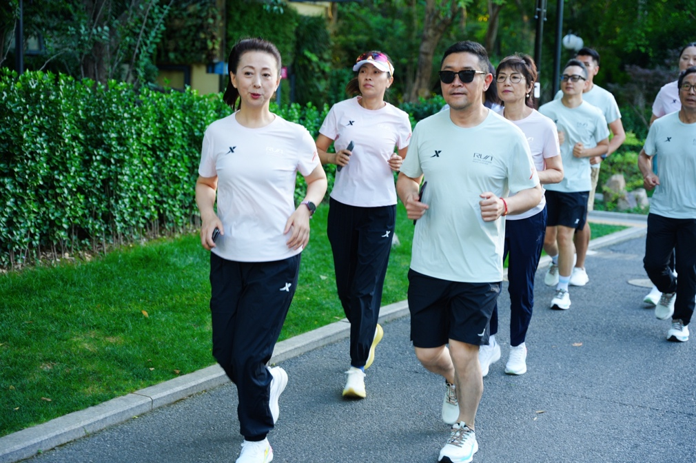 罗马诺：纽卡接近签下阿贾克斯18岁中场斯图尔，总价超2500万欧