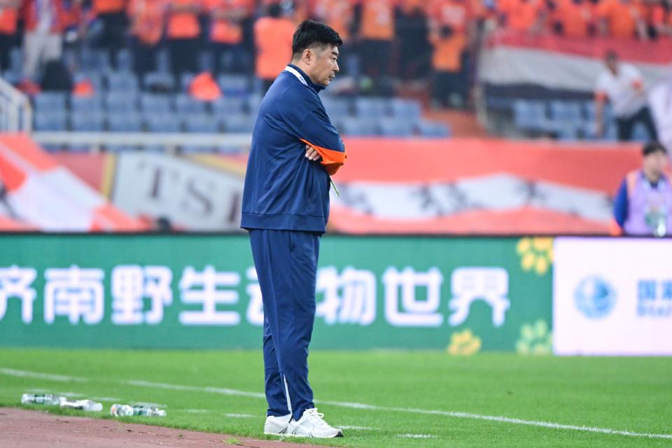 饿了？拉门斯被拍到在比利时替补席啃苹果